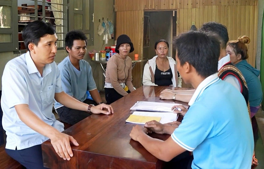 Mô hình hỗ trợ người dân giải quyết thủ tục hành chính tại làng Canh Tiến, xã Canh Vinh. Ảnh: Võ Hường nguoi-dan.jpg