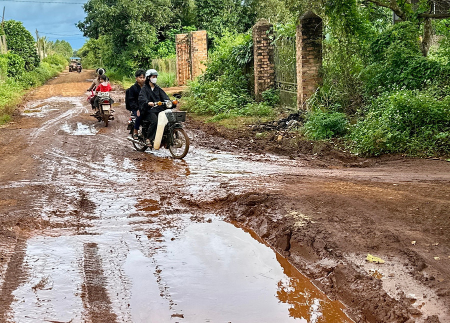 Hẻm 126 đường Phạm Hùng (xã Biển Hồ) xuống cấp nghiêm trọng. Ảnh: H.D duong-xuong-cap.jpg