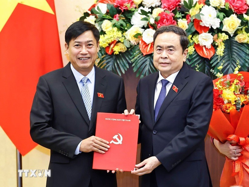 Chủ tịch Quốc hội Trần Thanh Mẫn trao Quyết định Bí thư Đảng ủy, Chủ nhiệm Ủy ban Công tác đại biểu, Trưởng Ban Tổ chức Đảng ủy Quốc hội cho ông Nguyễn Hữu Đông. Ảnh: Doãn Tấn/TTXVN chu-tich-quoc-hoi-4718.jpg