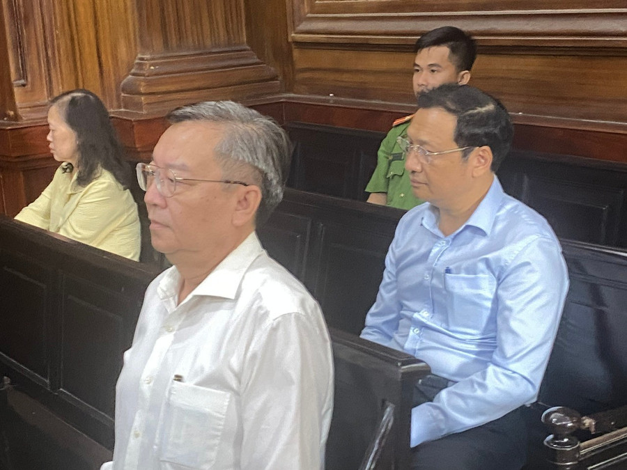 Cựu Giám đốc Sở GD&amp;ĐT TPHCM Lê Hồng Sơn (áo trắng) tại phiên tòa sáng nay 9/12. Ảnh: Tân Châu