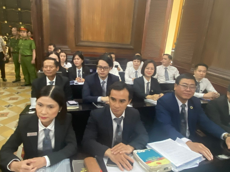 Bà Nguyễn Thị Thanh Nhàn có 6 luật sư bào chữa. Trong ảnh: các luật sư tham gia phiên tòa sáng 6/12. Ảnh: Tân Châu.