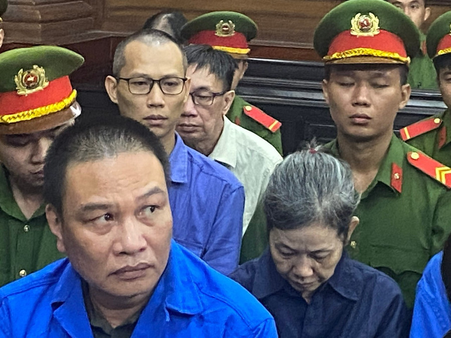 Các bị cáo tại phiên tòa sáng 9/12. Ảnh: Tân Châu