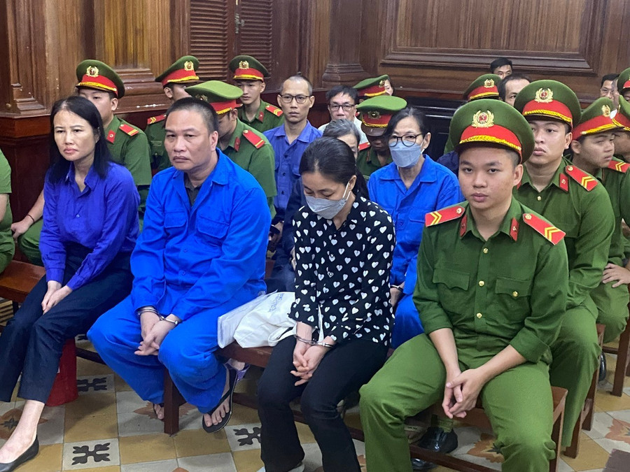 Các bị cáo tại phiên tòa sáng 9/12. Ảnh: Tân Châu