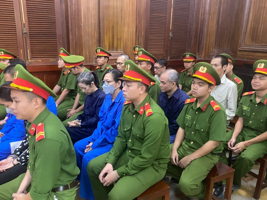 Các bị cáo tại phiên tòa sáng 9/12. Ảnh: Tân Châu