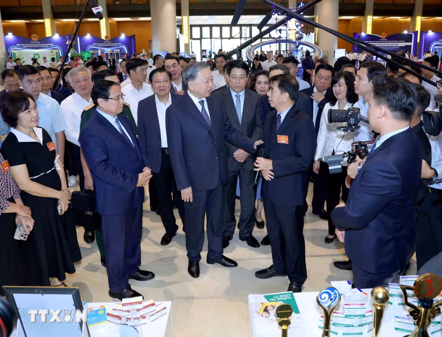 Tổng Bí thư Tô Lâm và các đồng chí lãnh đạo Đảng, Nhà nước tham quan triển lãm “Những thành tựu nổi bật trong ngành y tế và giáo dục.' (Ảnh: Thống Nhất/TTXVN)