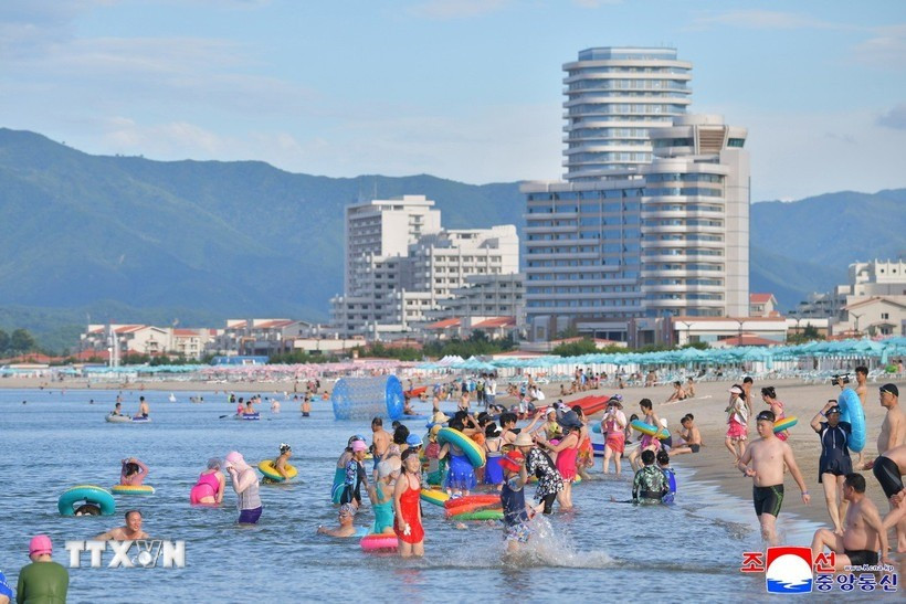 Khách du lịch tại khu nghỉ dưỡng Wonsan-Kalma ngày 1/7/2025. (Ảnh: Yonhap/TTXVN) khu-du-lich-wonsan-kalma.jpg
