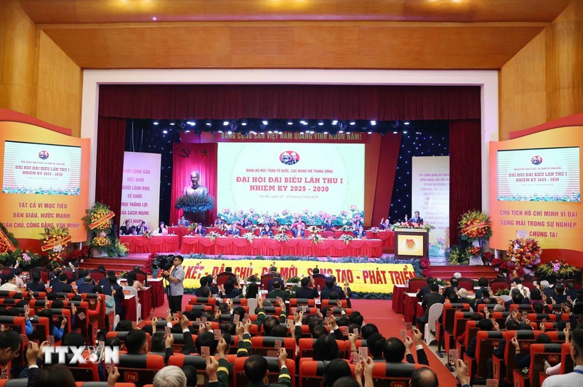 Đại biểu biểu quyết thông qua chương trình, nội quy, quy chế của đại hội. (Ảnh: Thống Nhất/TTXVN) dai-hoi-dai-bieu-dang-bo-mat-tran-to-quoc.jpg