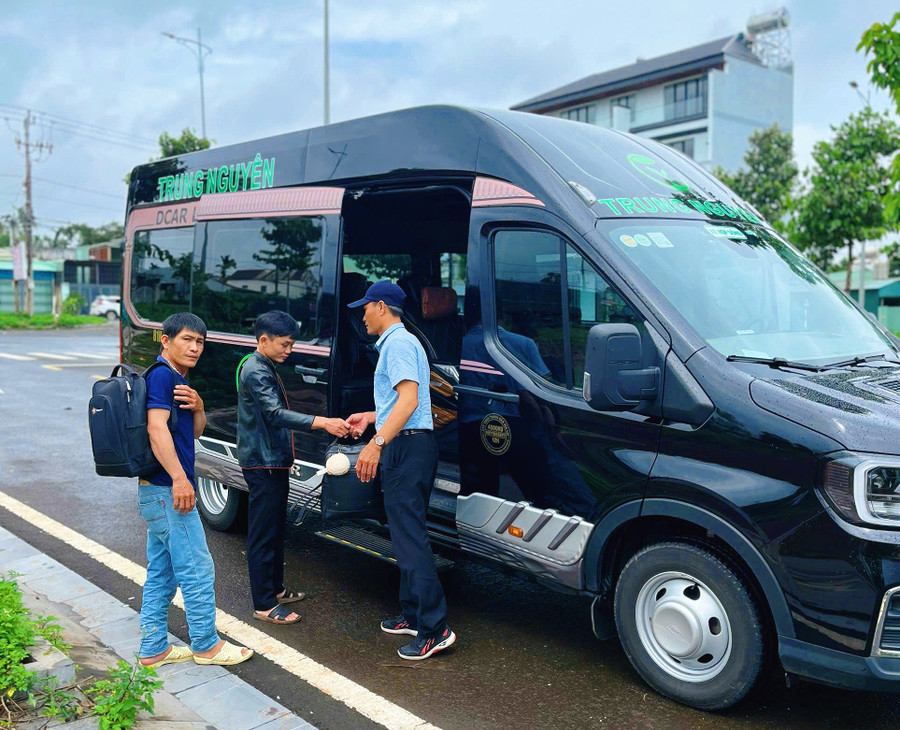 Nhà xe Trung Nguyên Limousine đón khách tận nhà khi đi tuyến Pleiku-Quy Nhơn và các phường lân cận. Ảnh: Hải Yến van-tai-khach.jpg