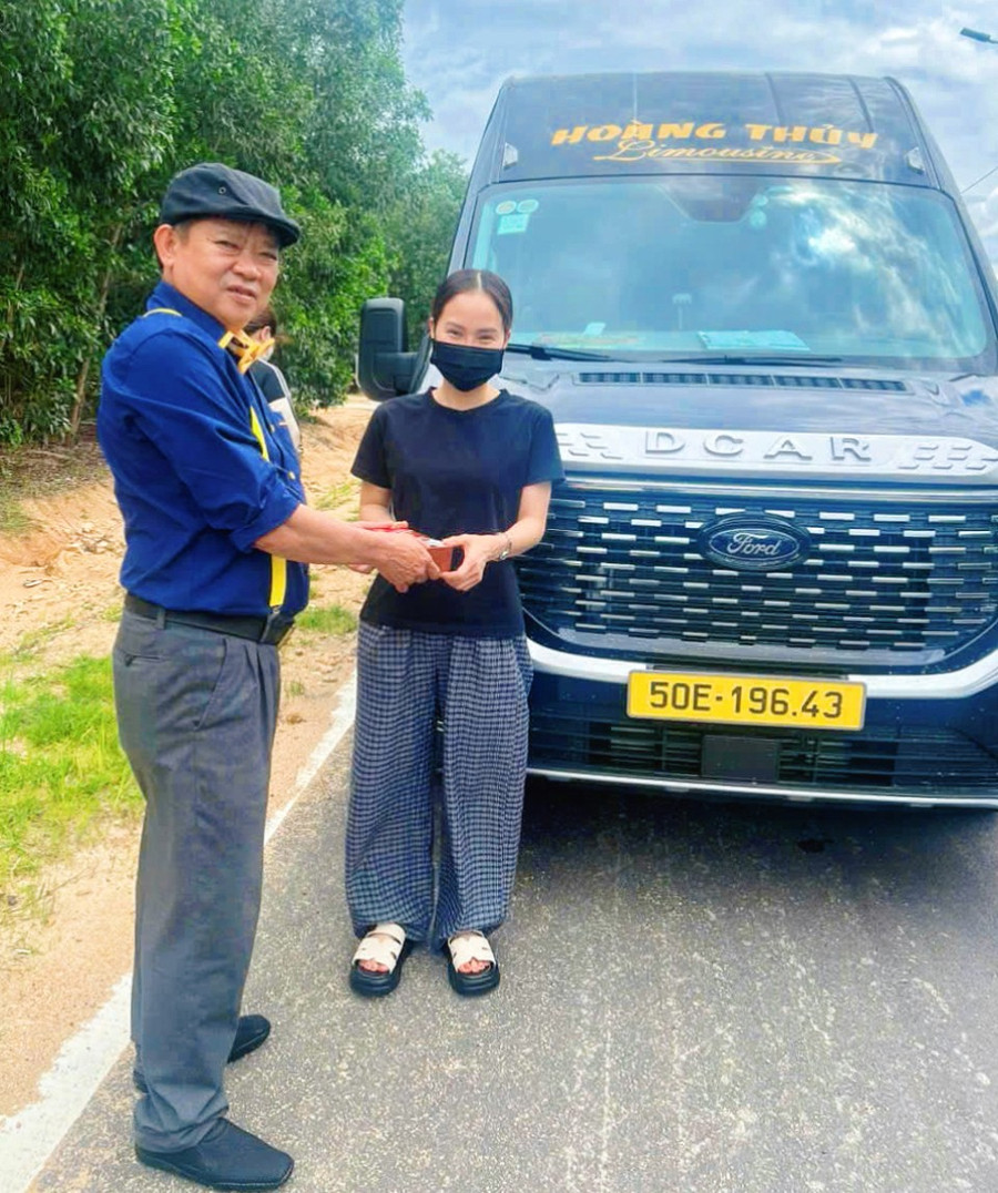 Nhà xe Hoàng Thủy Limousine tặng quà cho hành khách. Ảnh: Hải Yến nha-xe-hoang-thuy.jpg