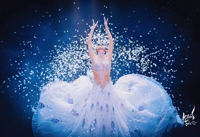 Trong vở diễn, hình tượng “Khổng Tước” vừa là chim vừa là người, tượng trưng cho muôn loài chúng sinh trong thế giới hữu tình. Ảnh: NSX