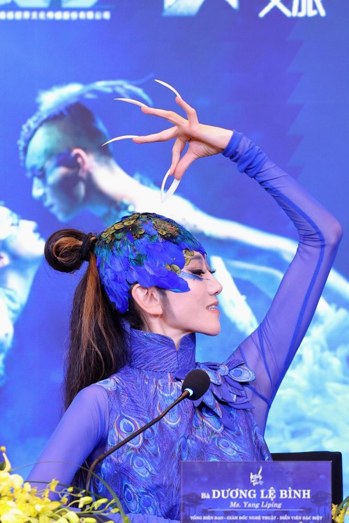 Nghệ sỹ Dương Lệ Bình thị phạm một số động tác múa tại họp báo. Ảnh: Hòa Nguyễn