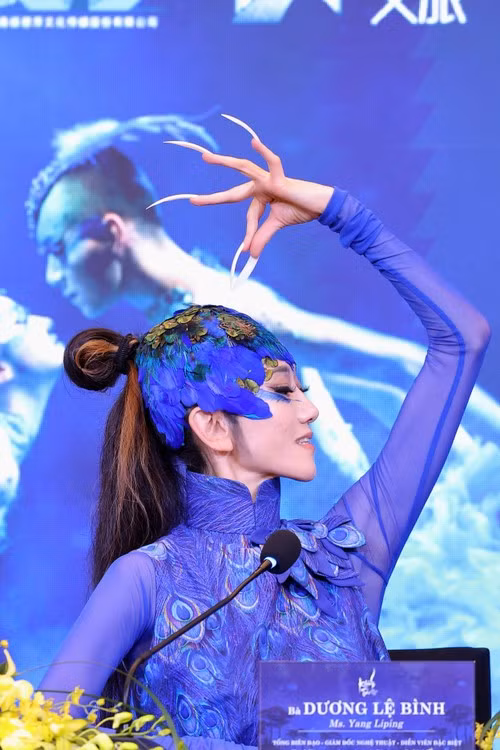 Nghệ sỹ Dương Lệ Bình thị phạm một số động tác múa tại họp báo. Ảnh: Hòa Nguyễn