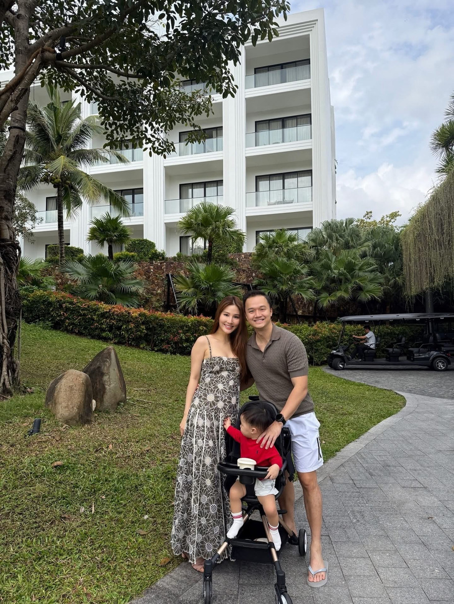 Tổng kết năm 2025, Diễm My cho biết điều khiến cô tự hào nhất là con trai khỏe mạnh, hôn nhân êm đềm. “Cuộc đời tôi như bước sang một chương mới. Con chào đời mang đến niềm hạnh phúc không có lời nào diễn tả hết”, nữ diễn viên chia sẻ