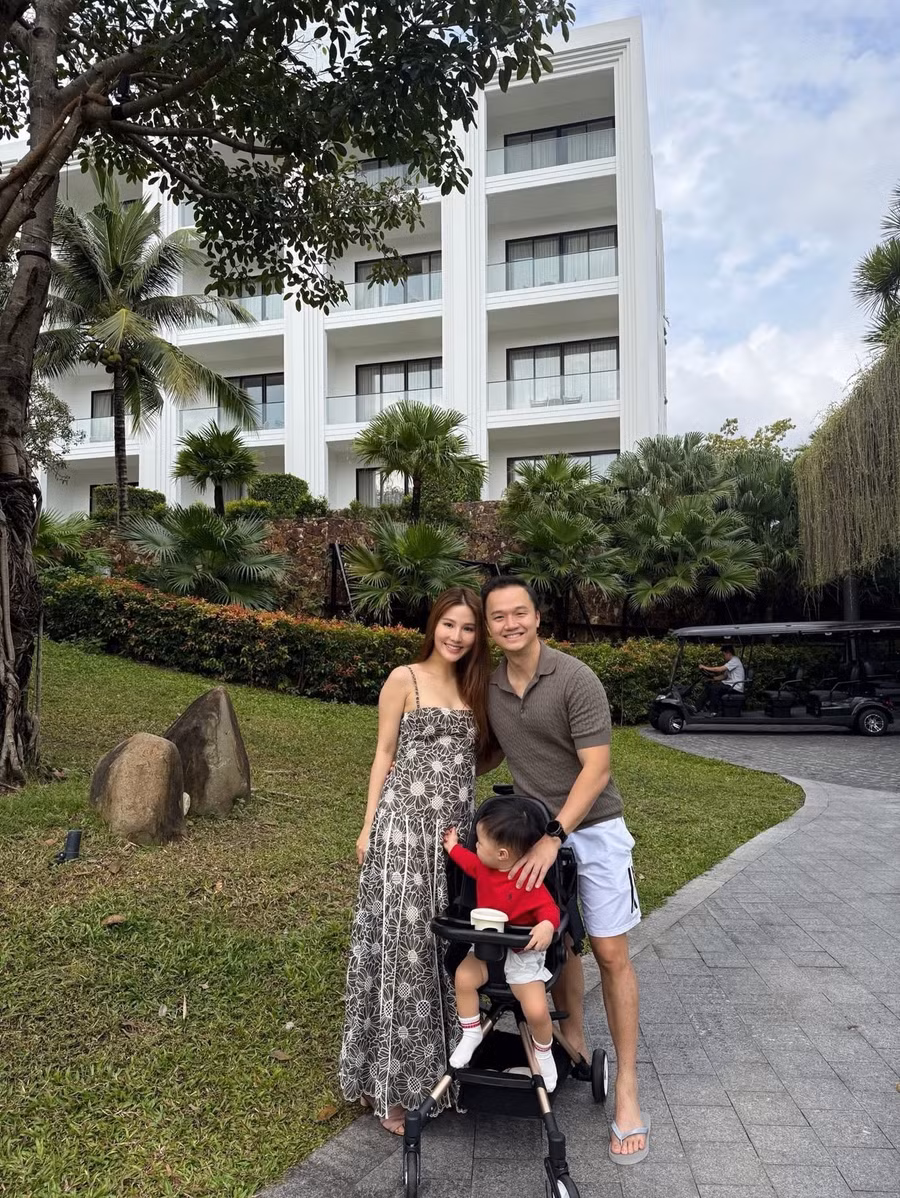 Tổng kết năm 2025, Diễm My cho biết điều khiến cô tự hào nhất là con trai khỏe mạnh, hôn nhân êm đềm. “Cuộc đời tôi như bước sang một chương mới. Con chào đời mang đến niềm hạnh phúc không có lời nào diễn tả hết”, nữ diễn viên chia sẻ