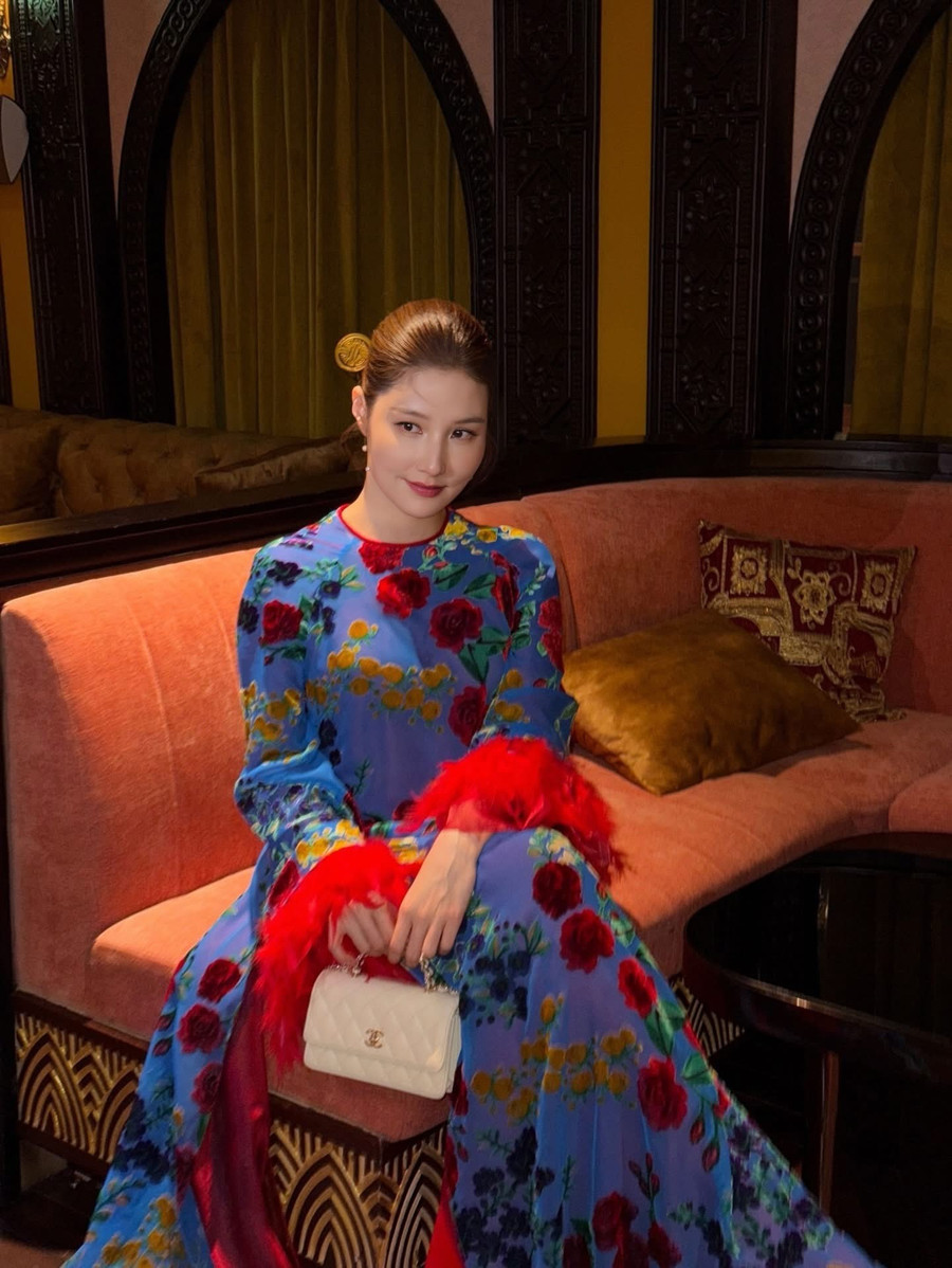 Kể từ khi kết hôn và sinh con, Diễm My 9X tạm dừng đóng phim để dành thời gian chăm sóc tổ ấm. Thời gian gần đây, cô dần xuất hiện lại tại một số sự kiện giải trí, thời trang... khi quý tử đã trở nên "cứng cáp". Nữ diễn viên thừa nhận quỹ thời gian bận rộn khiến có lúc cô không kịp trang điểm hay chỉn chu như trước, song vẫn cảm thấy hạnh phúc vì được đồng hành cùng con trong những năm tháng đầu đời