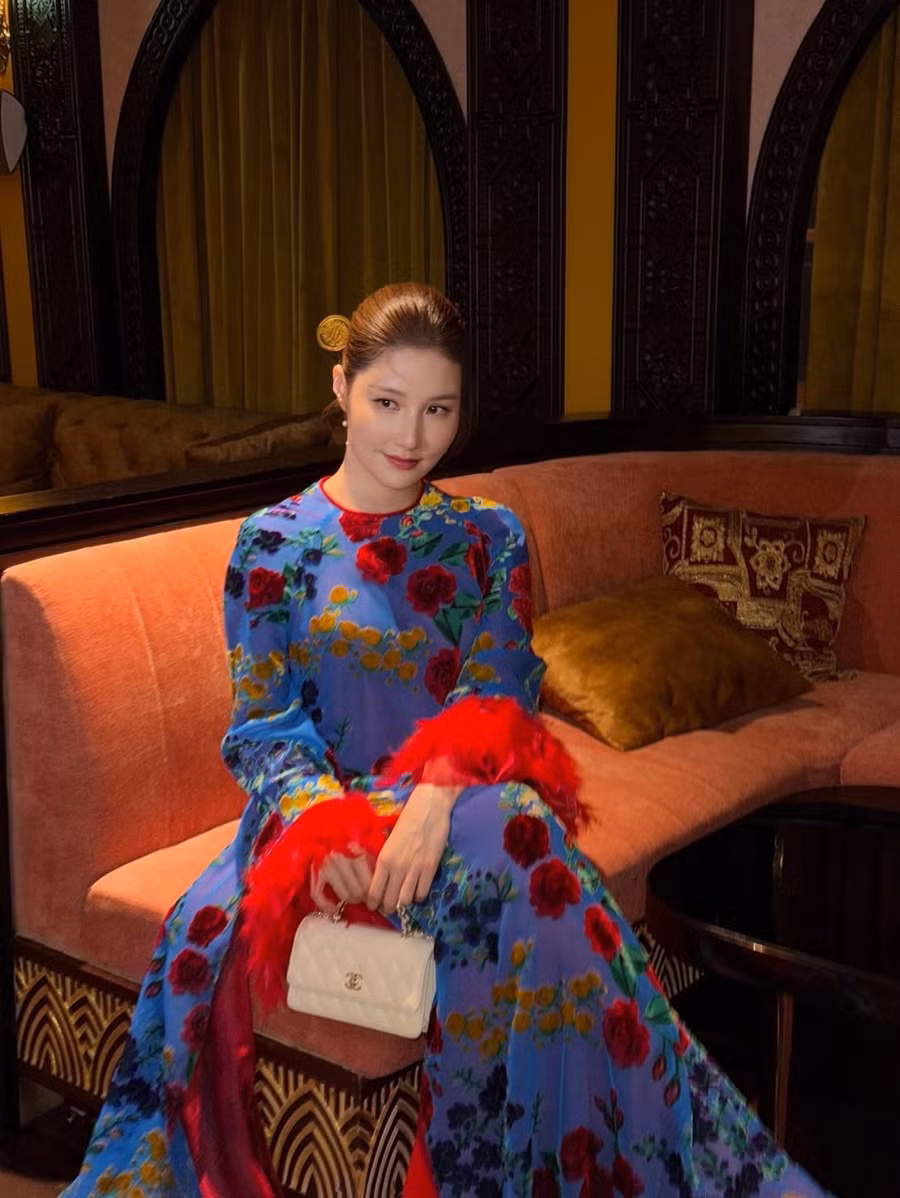 Kể từ khi kết hôn và sinh con, Diễm My 9X tạm dừng đóng phim để dành thời gian chăm sóc tổ ấm. Thời gian gần đây, cô dần xuất hiện lại tại một số sự kiện giải trí, thời trang... khi quý tử đã trở nên "cứng cáp". Nữ diễn viên thừa nhận quỹ thời gian bận rộn khiến có lúc cô không kịp trang điểm hay chỉn chu như trước, song vẫn cảm thấy hạnh phúc vì được đồng hành cùng con trong những năm tháng đầu đời