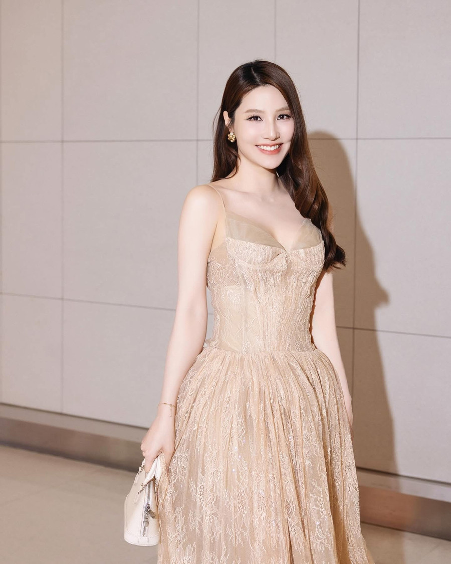 Bên cạnh đó, nữ diễn viên cũng mạnh dạn lựa chọn cho mình những thiết kế gợi cảm, tôn khéo đường cong cơ thể cùng làn da trắng sáng nổi bật. Ở tuổi 37, Diễm My 9X vẫn khiến nhiều người ngưỡng mộ khi giữ được vẻ ngoài rạng rỡ cùng vóc dáng thon gọn mặc dù đã một lần sinh nở