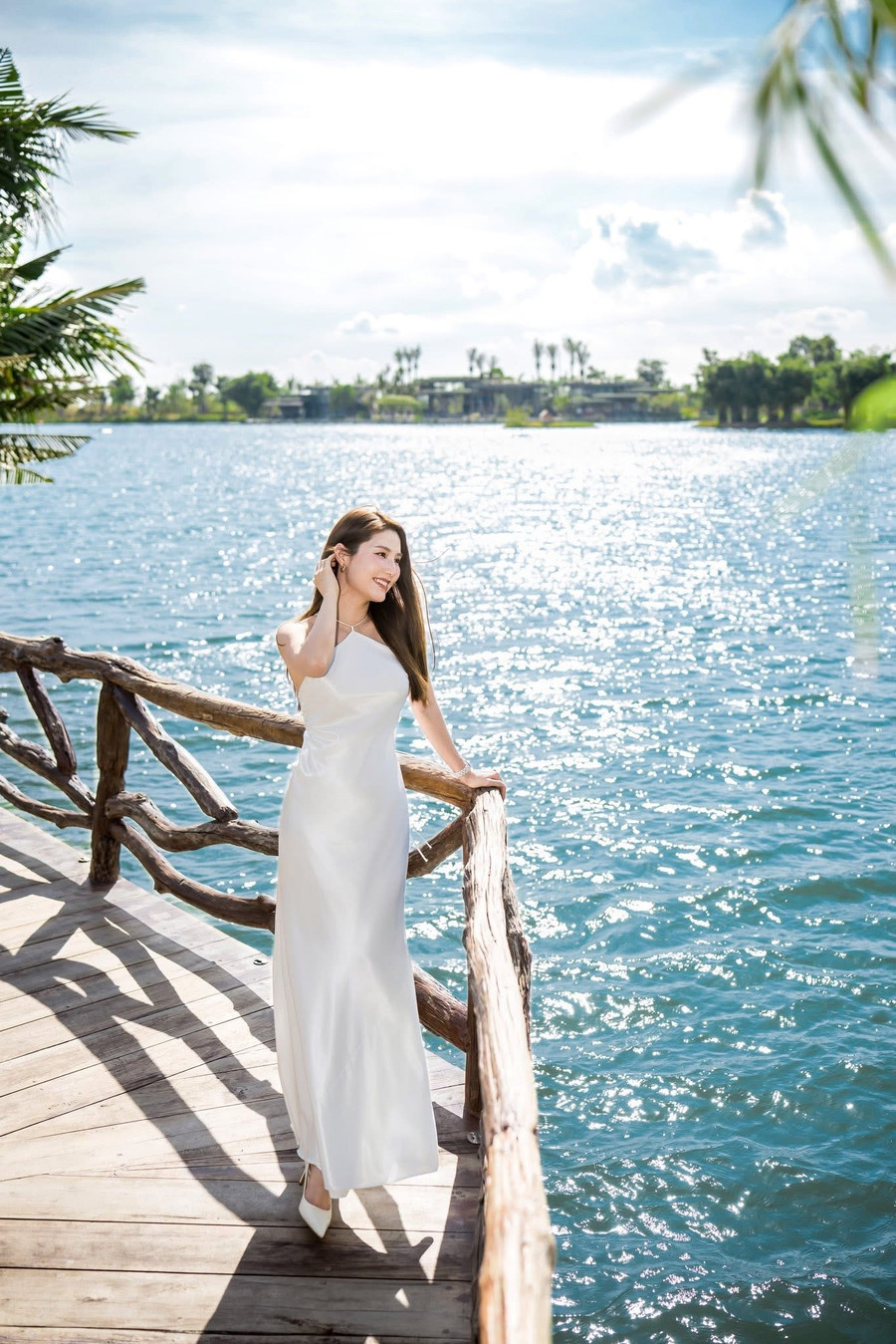 Nữ diễn viên cho biết, ông xã luôn ủng hộ vợ quay lại với các công việc yêu thích. Tháng 11.2025, cô có chuyến công tác nước ngoài đầu tiên sau sinh để gặp gỡ đối tác. “Tôi yên tâm vì chồng và gia đình hỗ trợ chăm sóc bé. Xong việc, tôi trở về ngay thay vì ở lại du lịch như trước”, cô nói