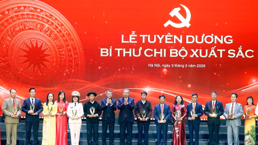 Tổng Bí thư Tô Lâm và Trưởng ban Tổ chức Trung ương Lê Minh Hưng trao biểu trưng cho các Bí thư chi bộ xuất sắc. Ảnh: Thống Nhất/TTXVN