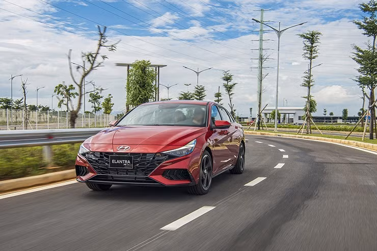 gia-xe-hyundai-elantra-cap-nhat-moi-nhat-thang-3-2025-13-1742263368-39-width740height492.jpg