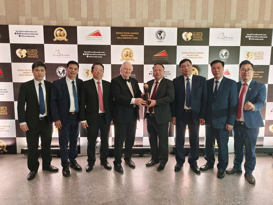 Delegationen från Tuyen Quang-provinsen, ledd av ordföranden för provinsens folkkommitté, Phan Huy Ngoc, deltog direkt och mottog titeln. Đoàn đại biểu tỉnh Tuyên Quang do Chủ tịch UBND tỉnh Phan Huy Ngọc dẫn đầu đã trực tiếp tham dự và nhận danh hiệu.