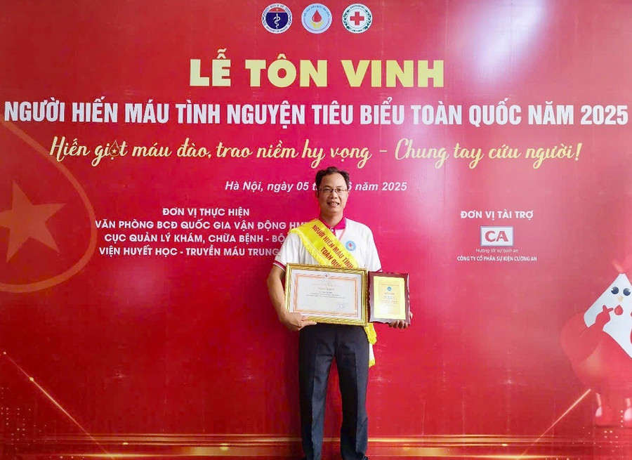 Anh Ngô Gia Lĩnh được tôn vinh là người hiến máu tình nguyện tiêu biểu toàn quốc năm 2025, được Ban Chỉ đạo vận động hiến máu tình nguyện Quốc gia tặng bằng khen. Ảnh: NVCC 29-1.jpg
