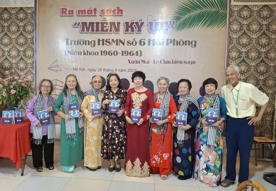 Die Freude ehemaliger Schüler der Hai Phong Grundschule Nr. 6 bei der Buchvorstellung. Foto: NVCC 3.jpg