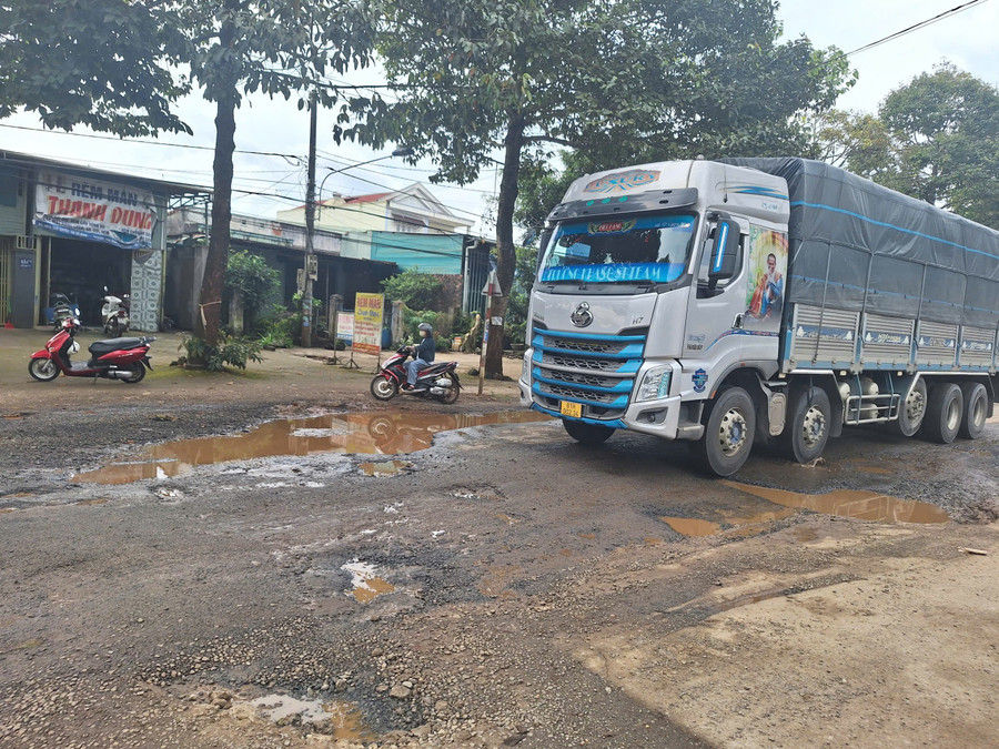 Đường Ngô Quyền là tuyến giao thông huyết mạch, có lưu lượng xe lưu thông lớn nhưng tình trạng hư hỏng ngày càng nghiêm trọng. Ảnh: Q.T ngoquyen5.jpg