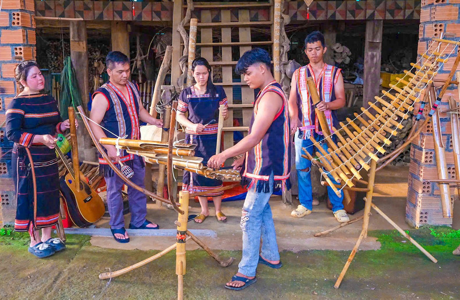 Âm nhạc truyền thống đậm sắc màu Tây Nguyên được các nghệ nhân Jrai của Nhà hát Ca múa nhạc tổng hợp Đam San chuẩn bị chu đáo cho hành trình ra Thủ đô Hà Nội. Ảnh: Minh Châu van-hoa-gia-lai.jpg