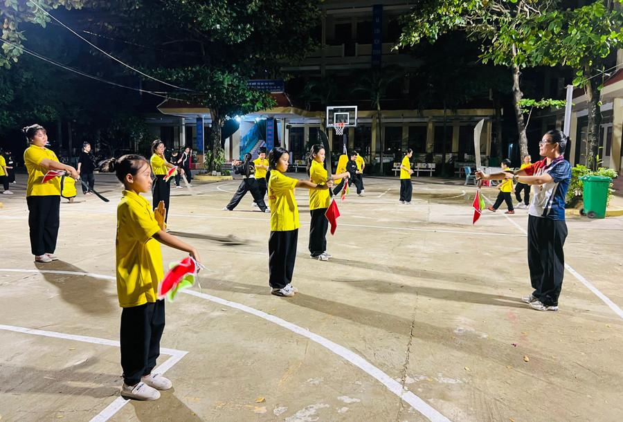 CLB võ cổ truyền tại Trường Tiểu học Nguyễn Khuyến thu hút đông đảo võ sinh theo học. Ảnh: M.N thu-hut-vo-sinh.jpg