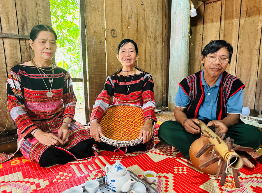 Nghệ nhân Đinh Văn Rất (bìa phải) và nghệ nhân Đinh Thị Ngành (giữa) cùng trình bày bài hát Nhờ có Đảng. Ảnh: D.Đ cong-chieng.jpg
