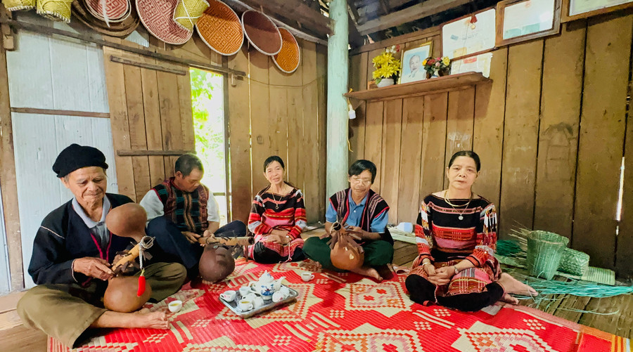 Các nghệ nhân, người dân cùng quây quần chơi nhạc cụ truyền thống, hát dân ca trong một buổi sinh hoạt. Ảnh: D.Đ van-hoa-dan-toc.jpg
