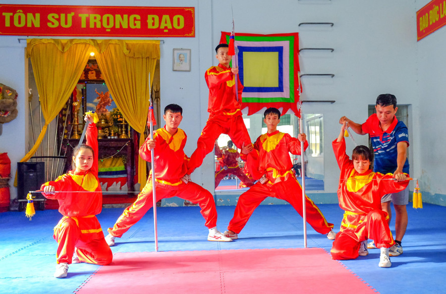 Võ sinh Trung tâm Võ cổ truyền Bình Định tập luyện, chuẩn bị biểu diễn tại Hội chợ Mùa Thu 2025. Ảnh: Đoan Ngọc gioi-thieu-van-hoa.jpg