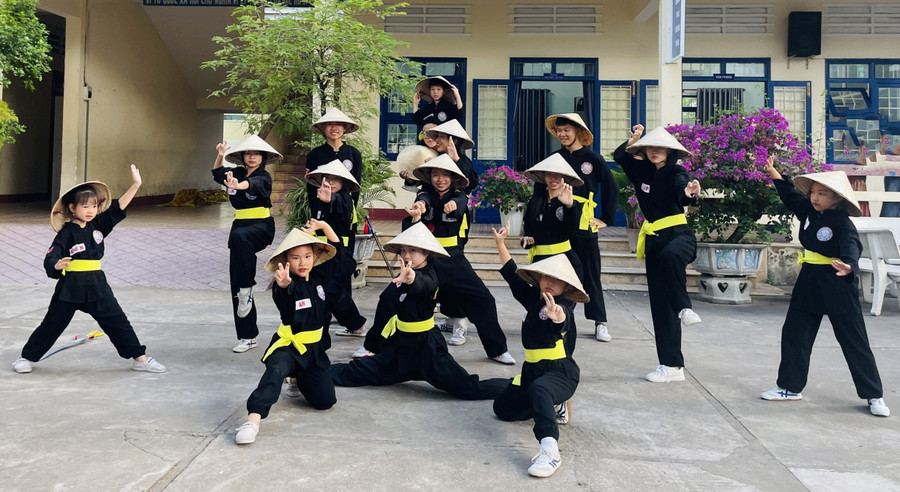 Các võ sinh của Trường THCS Lê Lợi được tạo điều kiện tham gia biểu diễn trong các hoạt động, sự kiện để kích thích tập luyện. Ảnh: ĐVCC cac-vo-sinh.jpg