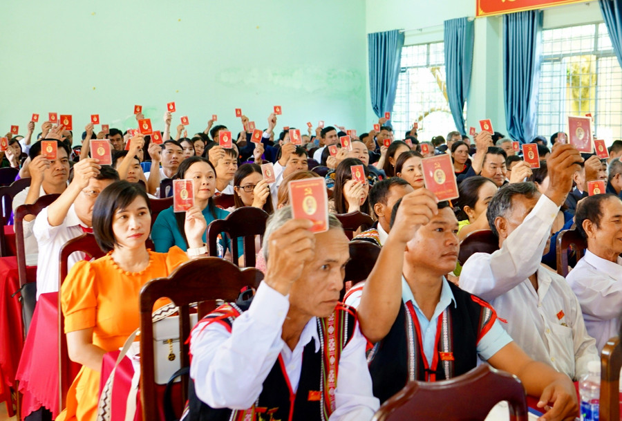 Đại biểu biểu quyết thông qua các chỉ tiêu Nghị quyết Đại hội. Ảnh: Quang Tấn cac-dai-bieu-bieu-quyet-thong-qua-cac-chi-tieu-nghi-quyet-dai-hoi-quang-tan.jpg