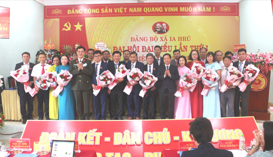 Phó Chủ tịch Thường trực UBND tỉnh Nguyễn Tuấn Thanh tặng hoa chúc mừng Ban Chấp hành Đảng bộ xã Ia Hrú khóa I. Ảnh: Quang Tấn pho-chu-tich-thuong-truc-ubnd-tinh-nguyen-tuan-thanh-tang-hoa-chuc-mung-ban-chap-hanh-dang-bo-xa-ia-hru-khoa-i-6003.jpg
