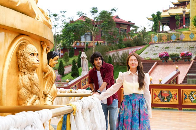 Khả Ngân đóng cặp với sao Ấn Độ Shantanu Maheshwari.