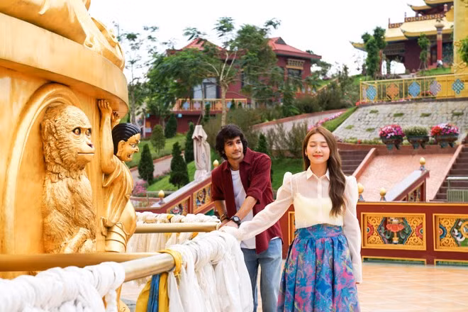 Khả Ngân đóng cặp với sao Ấn Độ Shantanu Maheshwari.