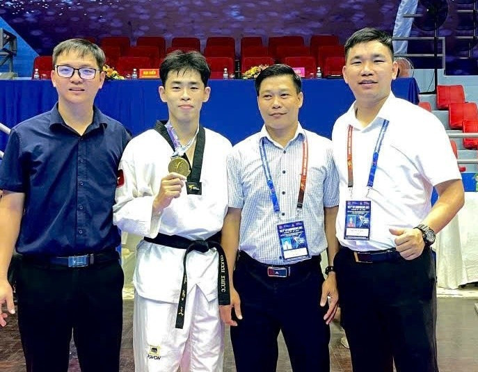 Vận động viên Lưu Quyền Phước đoạt HCV tại Giải vô địch Taekwondo Đông Nam Á lần thứ 17 năm 2025. Ảnh: ĐVCC doat-giai.jpg