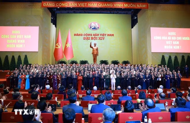 Ban Chấp hành Trung ương Đảng Cộng sản Việt Nam khóa XIV ra mắt Đại hội. Ảnh: TTXVN