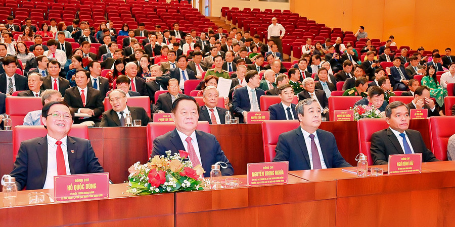 Đồng chí Nguyễn Trọng Nghĩa-Ủy viên Bộ Chính trị, Bí thư Trung ương Đảng, Trưởng ban Tuyên giáo và Dân vận Trung ương (thứ 2 từ trái sang) dự và chỉ đạo buổi lễ. Ảnh: Đức Thụy dong-chi-nguyen-trong-nghia-uy-vien-bo-chinh-tri-bi-thu-trung-uong-dang-truong-ban-tuyen-giao-va-dan-van-trung-uong-thu-2-ben-trai-sang-du-va-chi-dao-le-cong-bo.jpg