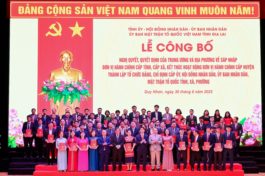 Trao các quyết định của tỉnh Gia Lai về sáp nhập xã, phường cho các đồng chí Bí thư Đảng ủy các xã, phường của tỉnh Gia Lai. Ảnh: Đức Thụy dsc-1651.jpg