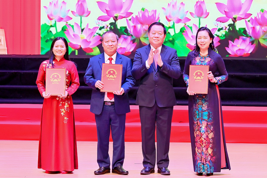 Trao Nghị quyết của Ủy ban Thường vụ Quốc hội về Đoàn Đại biểu Quốc hội khóa XV tỉnh Gia Lai và chỉ định Trưởng Đoàn, Phó Trưởng Đoàn đại biểu Quốc hội tỉnh. Ảnh: Đức Thụy dsc-1504.jpg