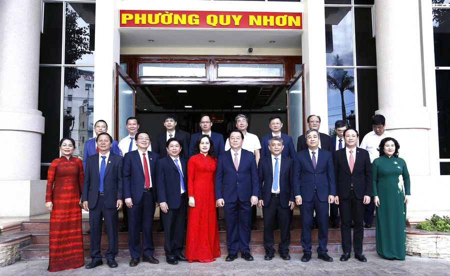 Trưởng ban Tuyên giáo và Dân vận Trung ương Nguyễn Trọng Nghĩa và đoàn công tác chụp hình lưu niệm tại phường Quy Nhơn. Ảnh: Hồng Phúc truong-ban-tuyen-giao-va-dan-van-trung-uong-nguyen-trong-nghia-va-doan-cong-tac-chup-hinh-luu-niem-tai-phuong-quy-nhon.jpg
