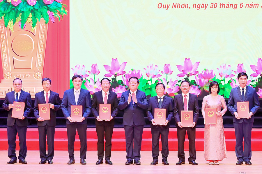 Trao Quyết định của Thủ tướng Chính phủ về chỉ định Chủ tịch, Phó Chủ tịch UBND tỉnh. Ảnh: Đức Thụy dsc-1533.jpg