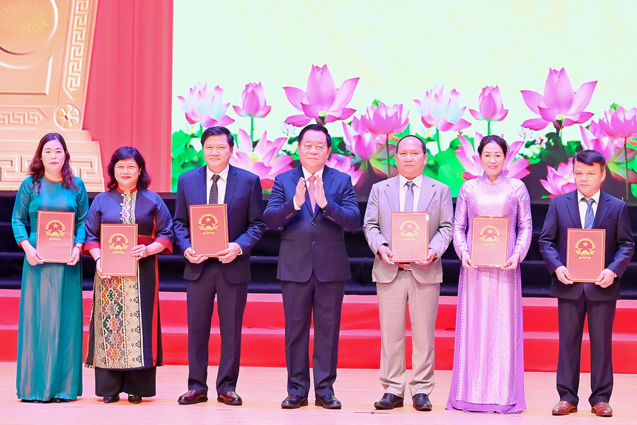 Trao Nghị quyết của Ủy ban Thường vụ Quốc hội về việc chỉ định Chủ tịch, Phó Chủ tịch HĐND; Trưởng các ban HĐND tỉnh. Ảnh: Đức Thụy dsc-1480.jpg
