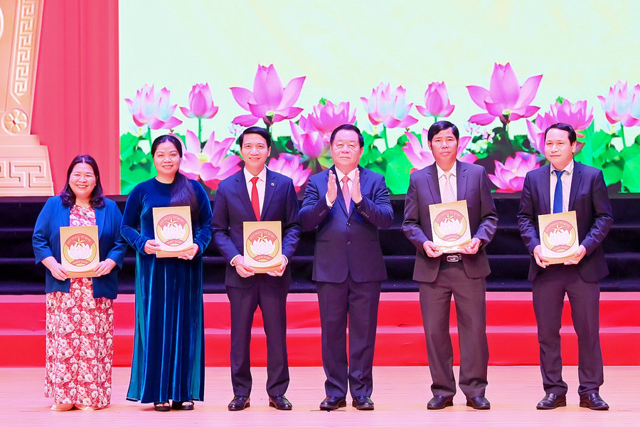 Quyết định của Ủy ban Trung ương MTTQ Việt Nam thành lập Ủy ban MTTQ Việt Nam tỉnh và Quyết định về công nhận các chức danh trong Ban Thường trực Ủy ban MTTQ Việt Nam tỉnh Gia Lai. Ảnh: Đức Thụy dsc-1564.jpg