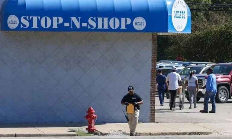 Cảnh sát điều tra tại hiện trường vụ xả súng ở thị trấn Leland, bang Mississippi, Mỹ. Ảnh: New York Times xa-sung.jpg