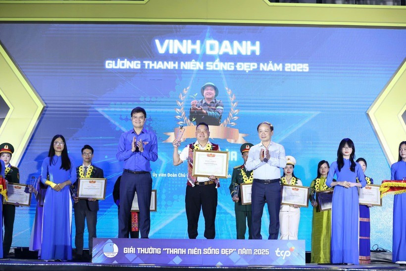 Ban tổ chức trao giải cho các cá nhân. (Ảnh: PV/Vietnam+) thanh-nien-song-dep.jpg