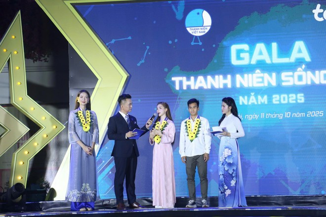 Ca sỹ Hòa Minzy chia sẻ tại sự kiện. (Ảnh: PV/Vietnam+) Ca sỹ Hòa Minzy chia sẻ tại sự kiện. (Ảnh: PV/Vietnam+)